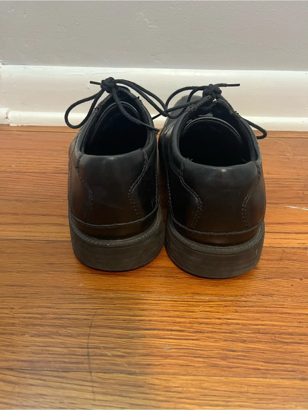 Clarks Men’s Black Leather Lace-Up Oxfords